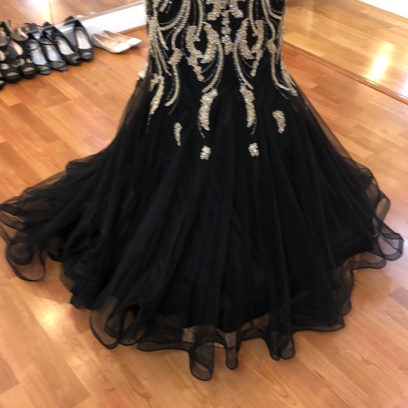 ⭐️SOLD⭐️ Black prom dress with gold stitch - Picture 3 of 8